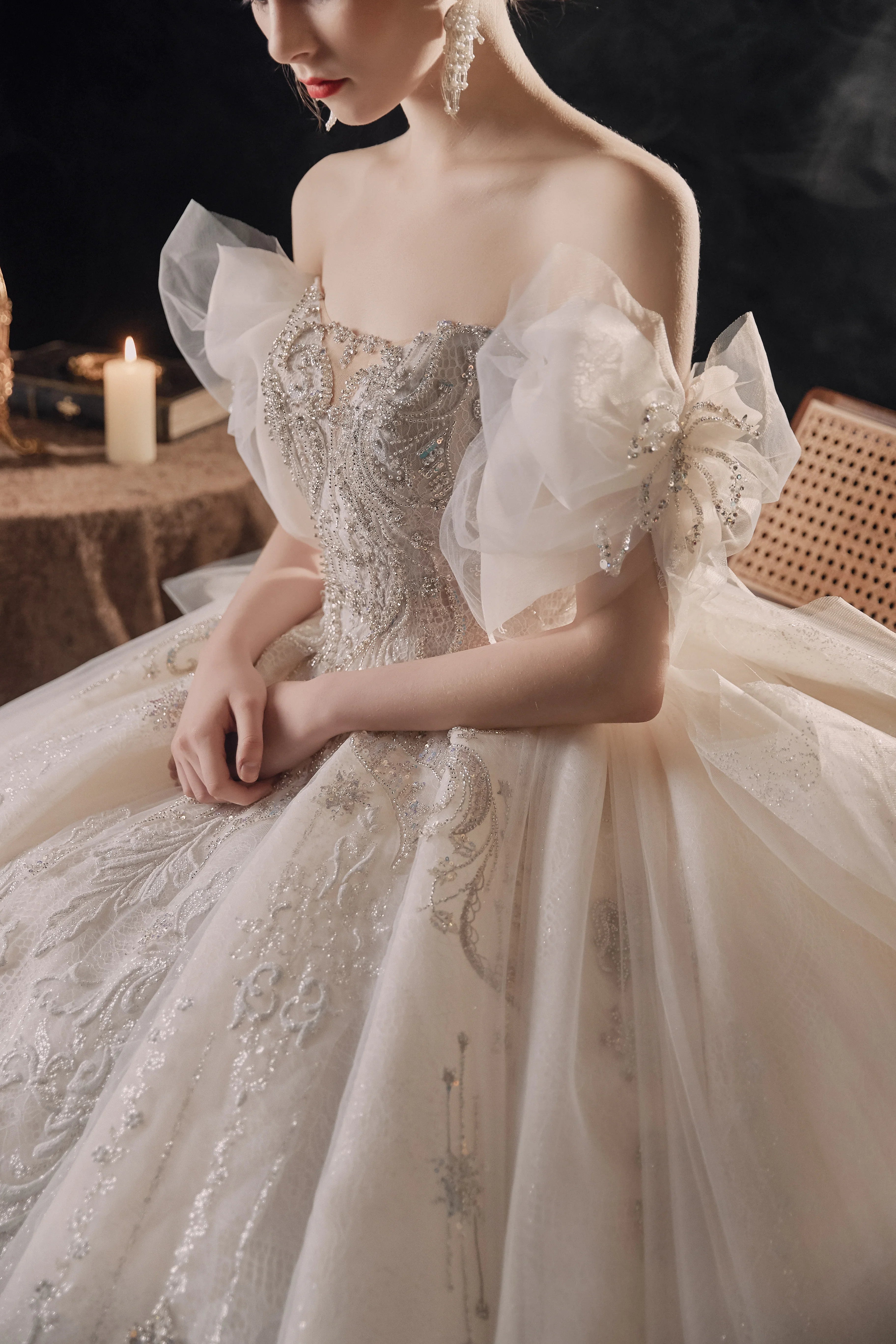 Elegant Off-the-Shoulder Ball Gown Sweetheart Neckline Tulle Puff Sleeve Beaded Lace Wedding Dress with Scalloped Train E-306 (ZD16885)