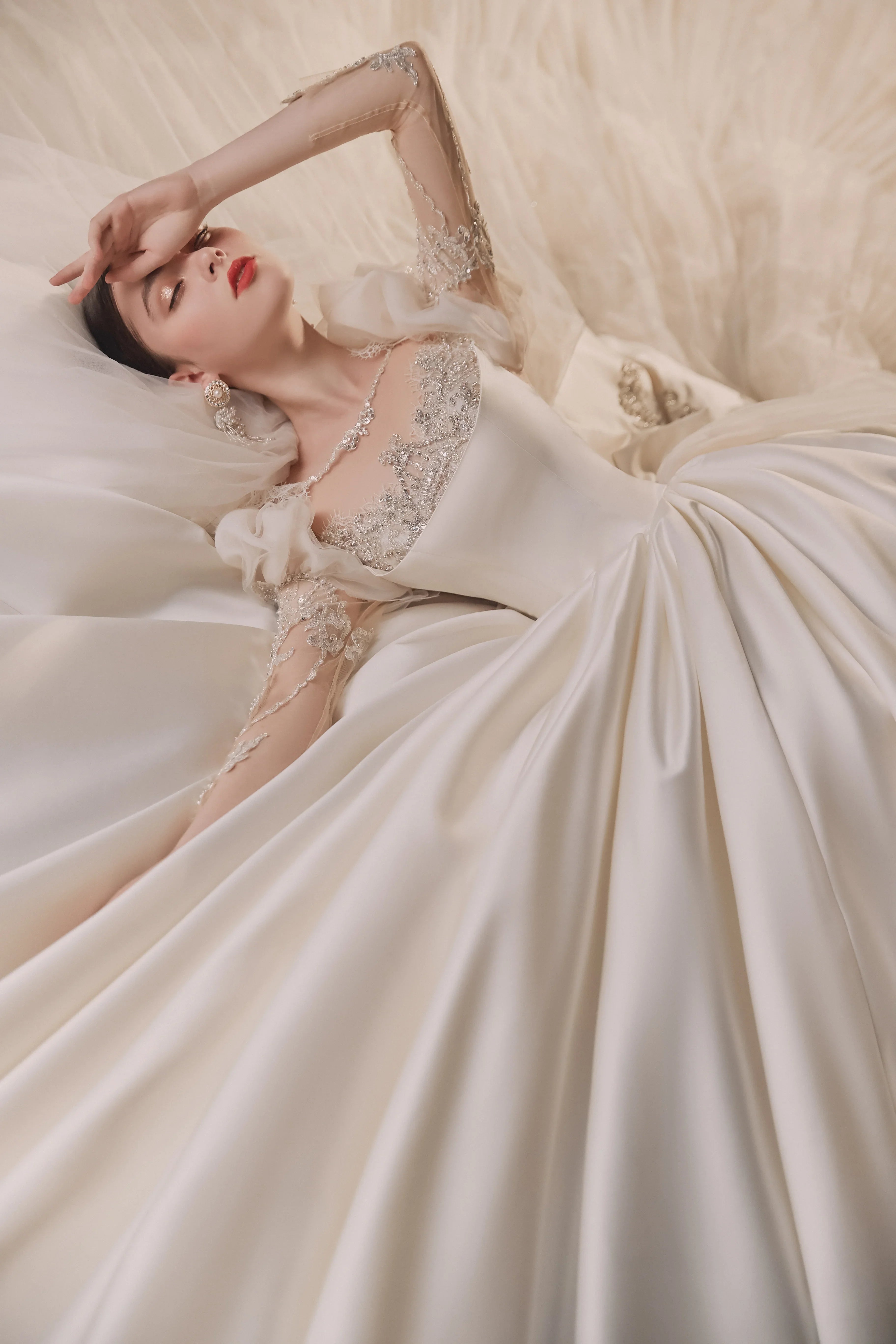 Regal Ball Gown Illusion Neckline Tulle Puff Sleeve Beaded Lace Wedding Dress with Oversized Bow Train E-304 (ZD16888)