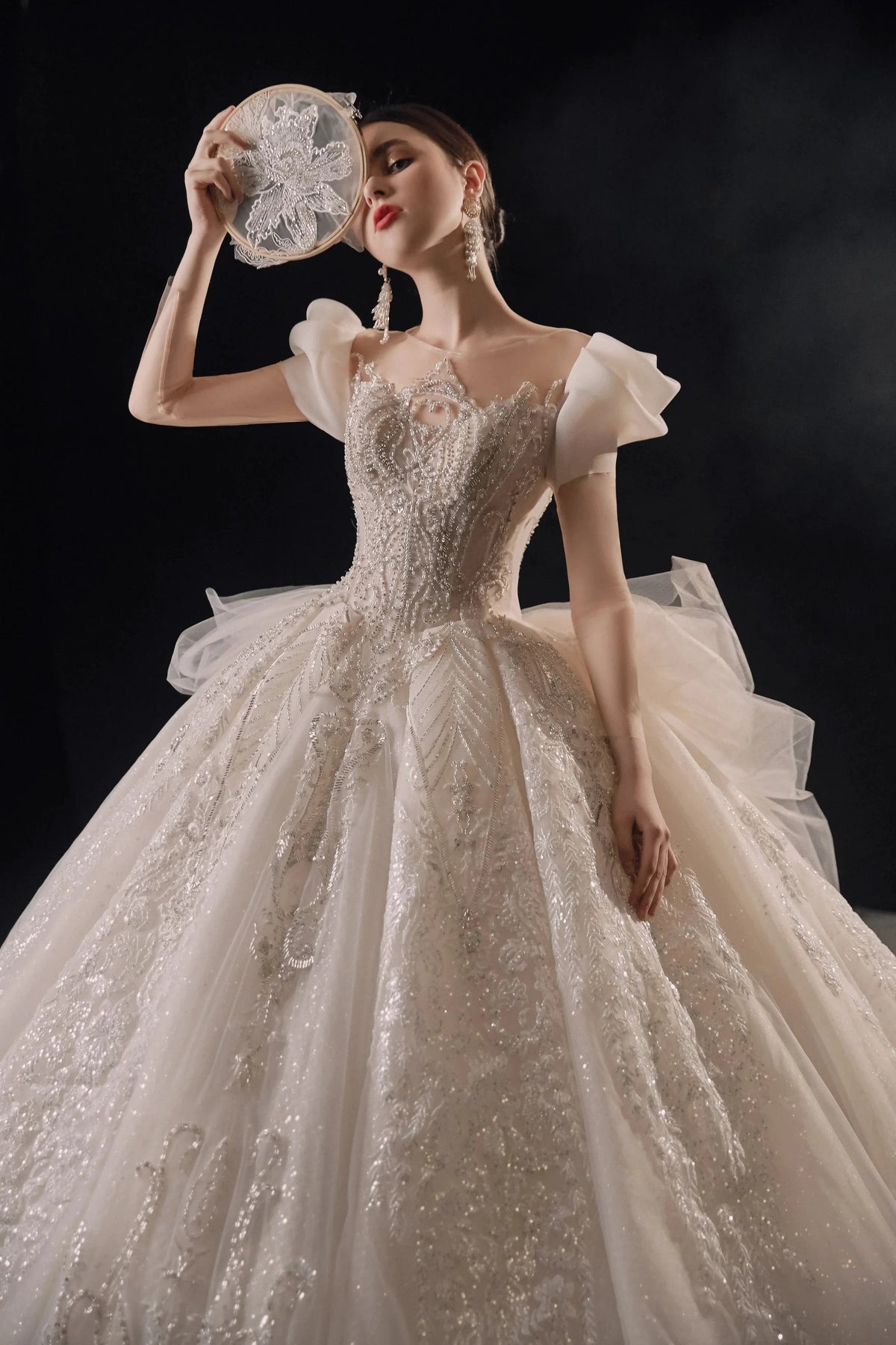 Gorgeous Puff-Sleeve Ball Gown Sweetheart Neckline Beaded Lace Wedding Dress with Ruffled Train E-309 (ZD16890)