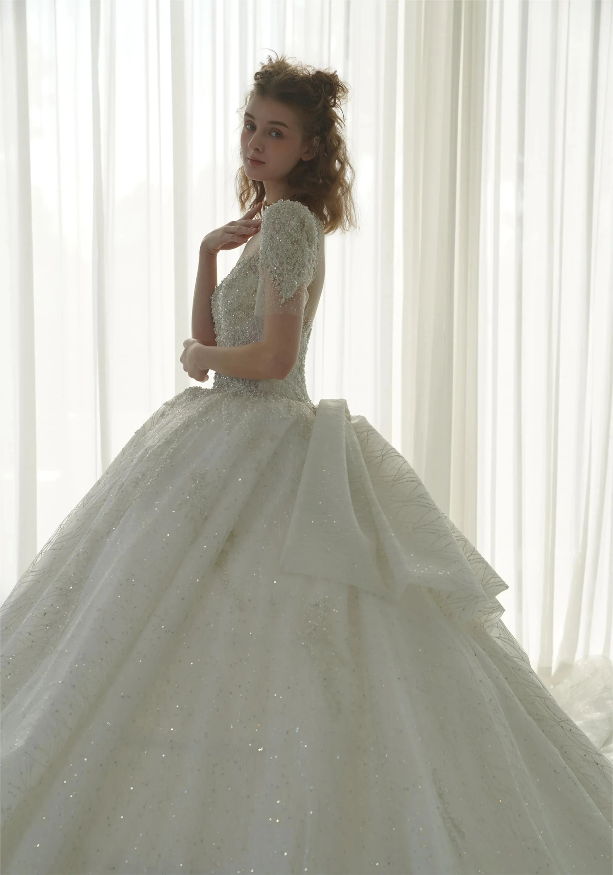 Luminous Ball Gown Illusion Neck Tulle Wedding Dress with Crystal Beaded Embroidery & Bow Back Train Q-6023 (ZD16921)