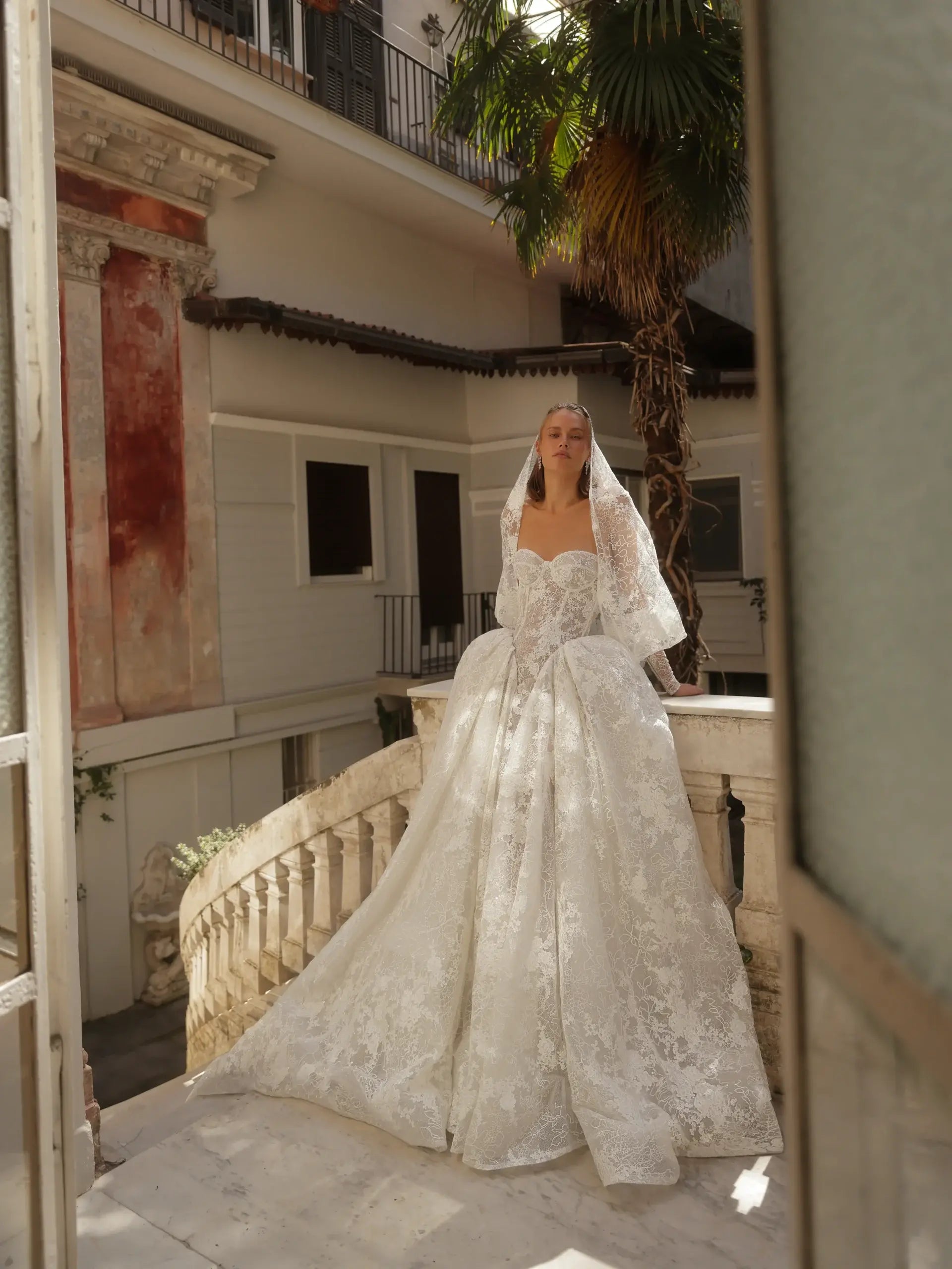 Glamorous Ivory Lace Sweetheart Nec Ball Gown Wedding Dress with Veil ZP120
