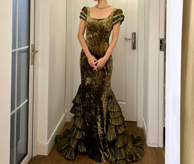 Retro Elegant Green Mermaid Square Neck Short Sleeve Layered Ruffle Velvet Train Prom Dress Evening Dress - VelvetHem