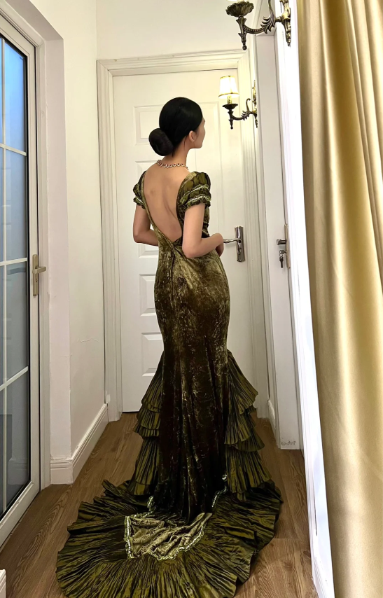 Retro Elegant Green Mermaid Square Neck Short Sleeve Layered Ruffle Velvet Train Prom Dress Evening Dress - View 3 | VelvetHem