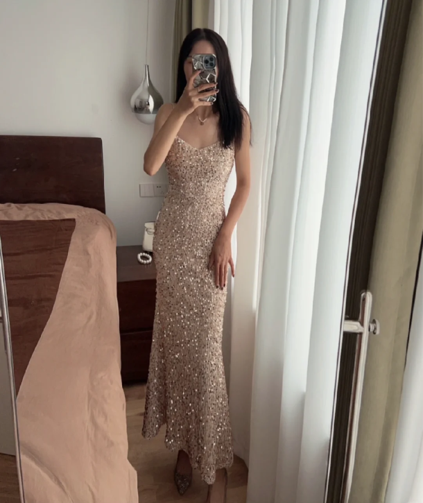 Elegant Champagne Gold Mermaid Halter V-neck Sequined Long Prom Dress Evening Dress - View 4 | VelvetHem