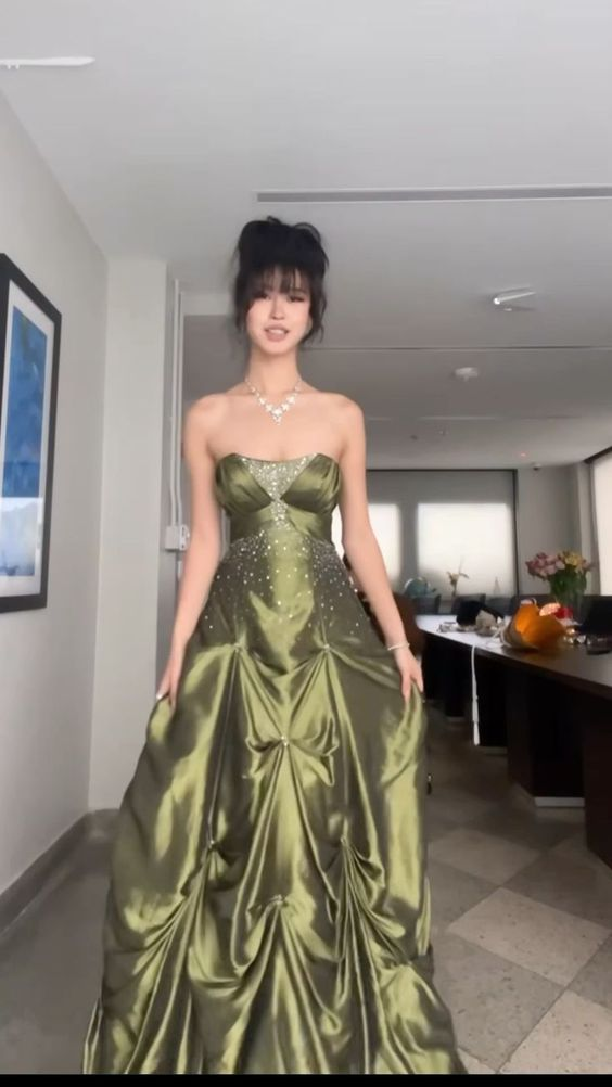 Luxurious Strapless Ball Gown Vintage Green Beaded Prom Dress Evening Dress - VelvetHem
