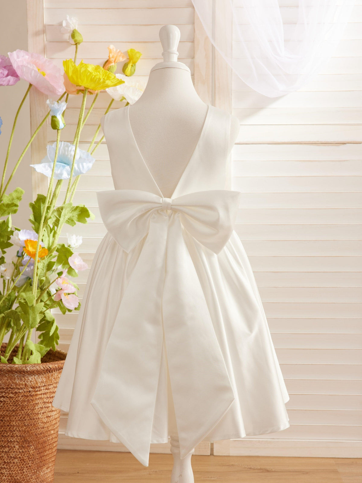 Elegant A-line Satin V-Back Bow Knee-length Flower Girl Dress - VelvetHem