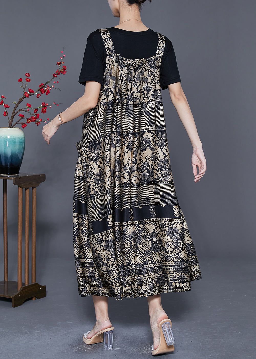 Effortlessly Elegant Dress with a Timeless Design