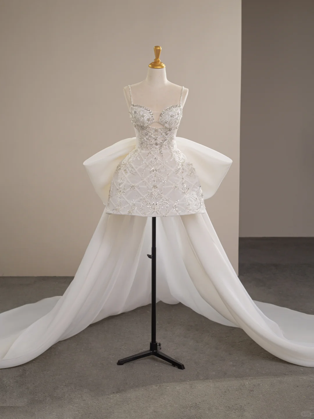 Gorgeous Spaghetti Straps Organza Sequin A Line 16th Birthday Outfits White Mini Homecoming Dress With Bow