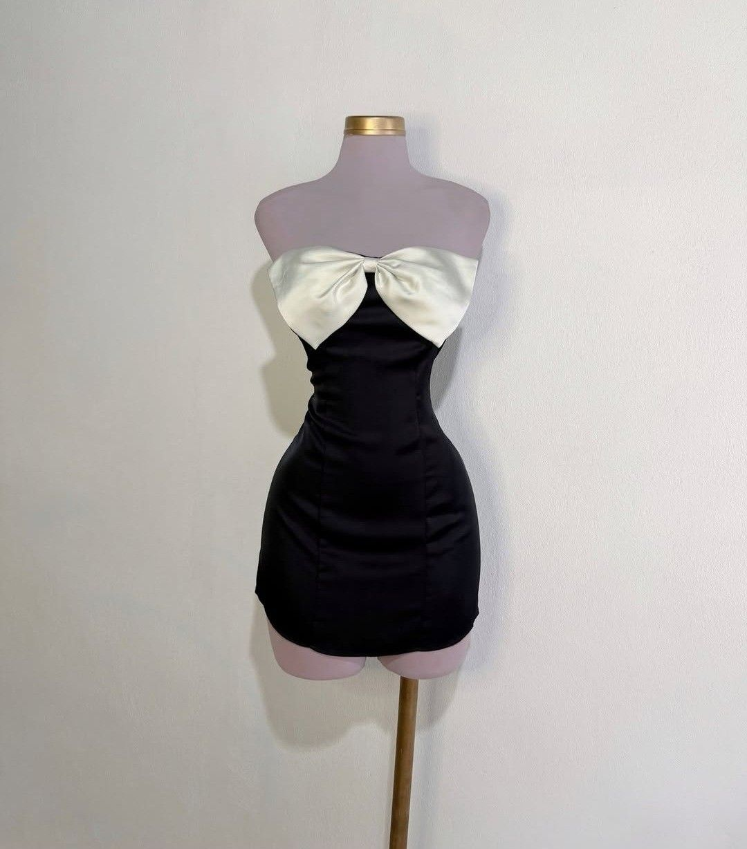 Cute Bow Strapless Sheath Short Cocktail Dress Black 8th Grade Homecoming Dress - View 2 | VelvetHem
