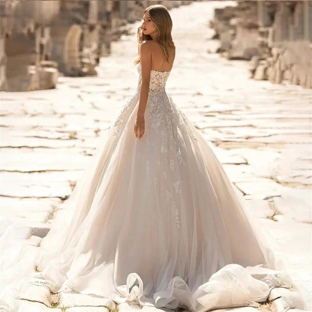 Boho Beach Strapless A Line Wedding Dresses for Women Sleeveless Bridal Lace Appliques Bride Gowns Backless Vestidos (ZD13393)