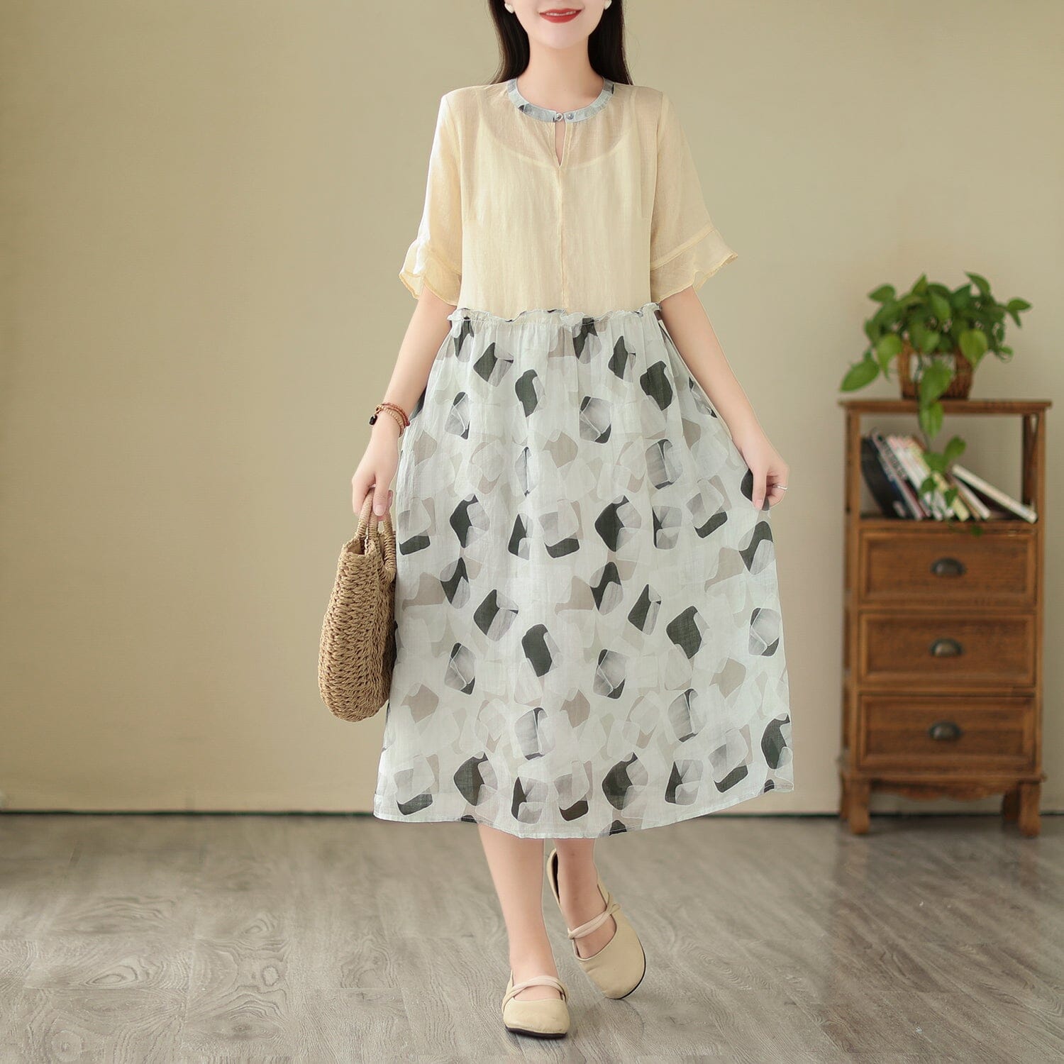 Beautifully Finished Dress in a Timeless Design
