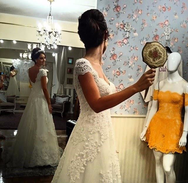 A-Line White Lace Long Beach Wedding Dress with Beadings Elegant Applique Short Sleeve Zipper Bridal Gown