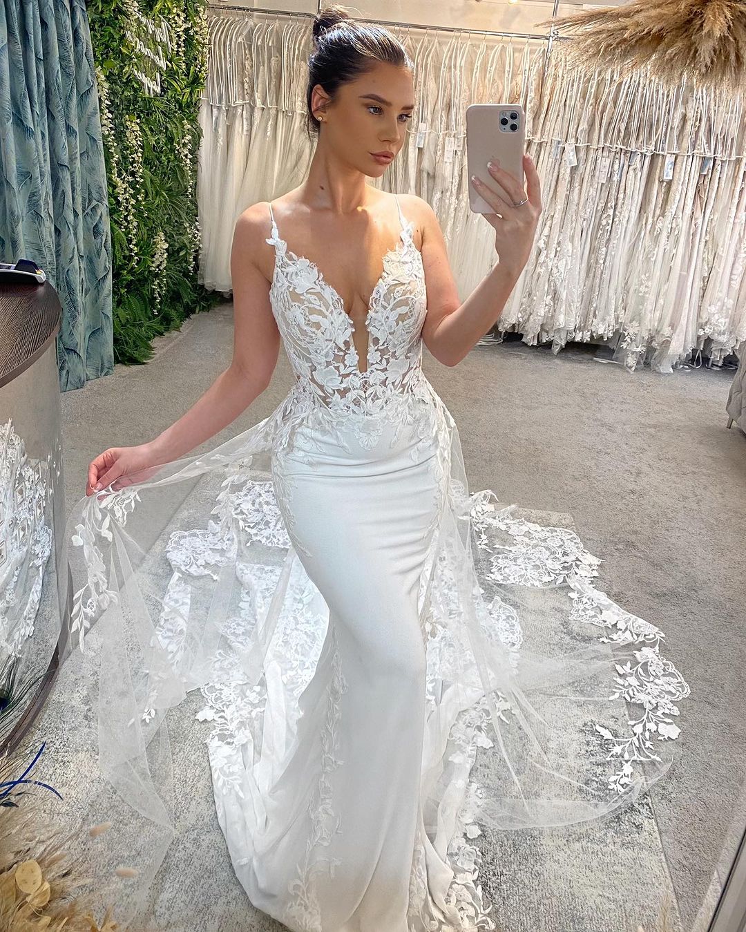 Amazing Long White V-neck Spaghetti Strap Mermaid Sleeveless Wedding Dress With Lace (ZD17467)