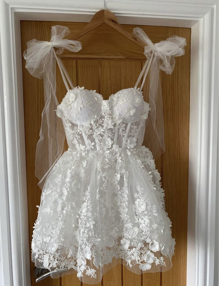 Pretty Sweetheart Neck White Lace Appliques Short 15th Birthday Outfits Formal Homecoming Dress