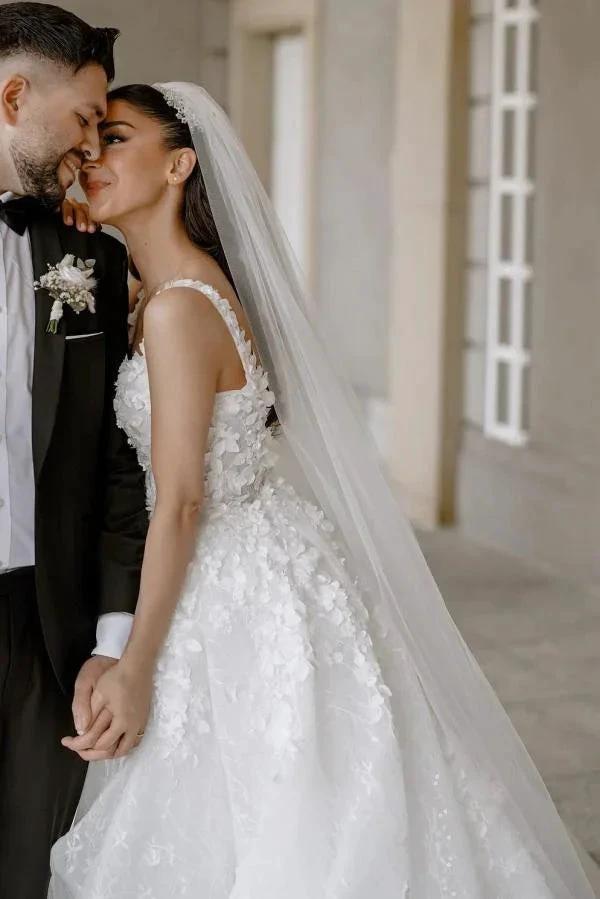 Beautiful Long A-line Split Front Sleeveless Wedding Dresses with Lace (ZD15645)