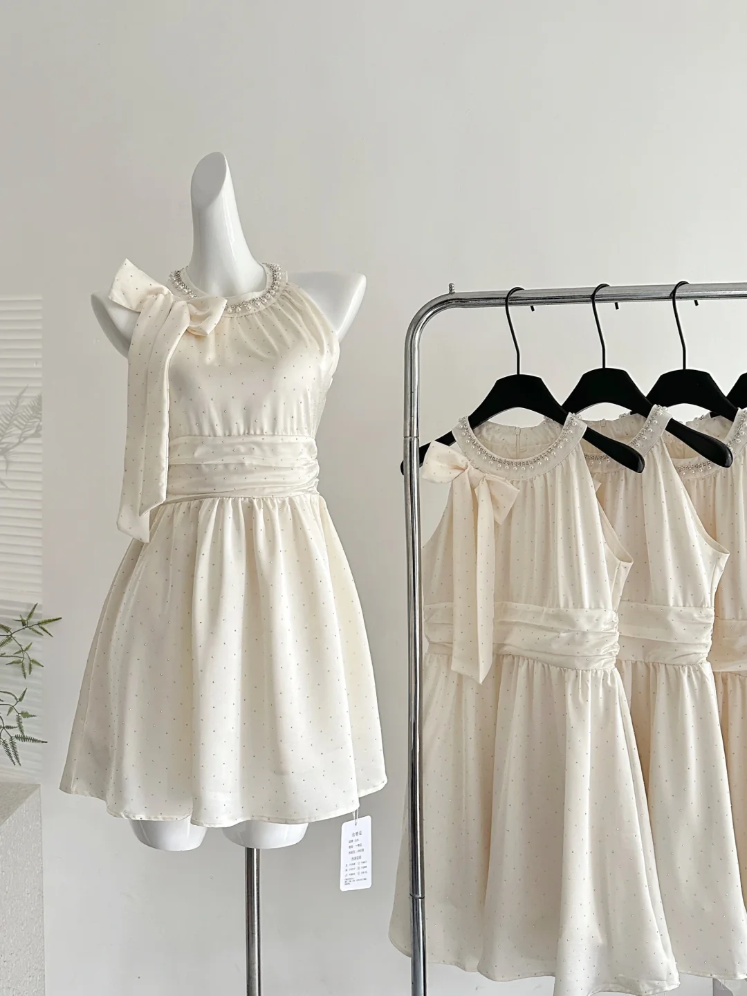 Pretty 19th A Line Halter Satin Beads Short Homecoming Dress Birthday Outfits - View 5 | VelvetHem