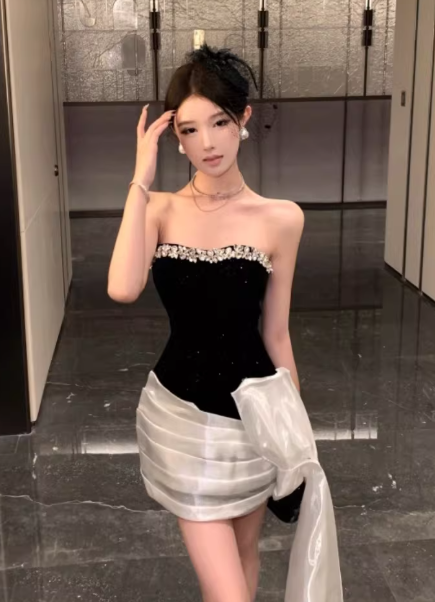 Elegant strapless dress with rhinestone sequins and a bodycon short dress