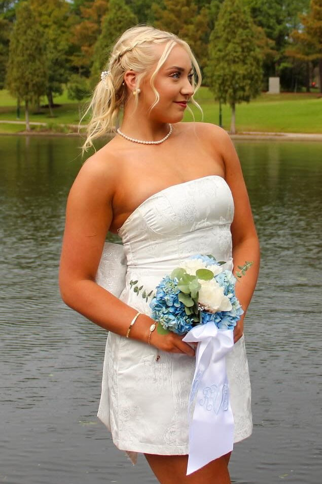 Stunning Sheath Strapless White Short Homecoming Dress with Bowknot