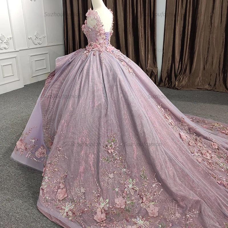 Chic & Modern Ball Gown V Neck Lace Appliques Beaded Tiered Lilac Tulle Quinceanera Dress Princess Party Gown For Sweet 16