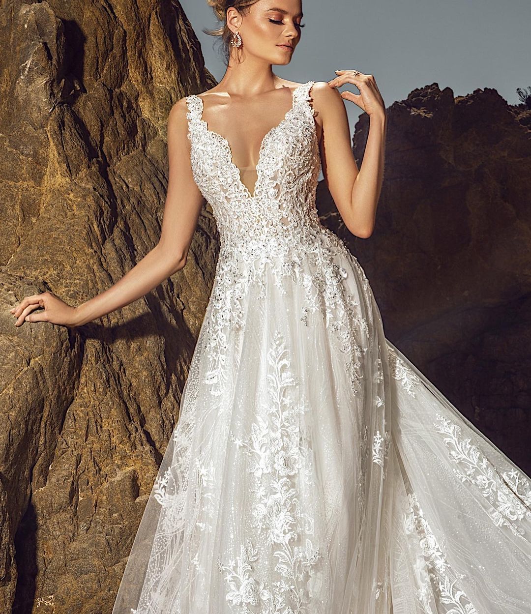 Chic Sleeveless V-Neck Beach Wedding Dress Aline Tulle Brial Dress with Lace Appliques& Pockets