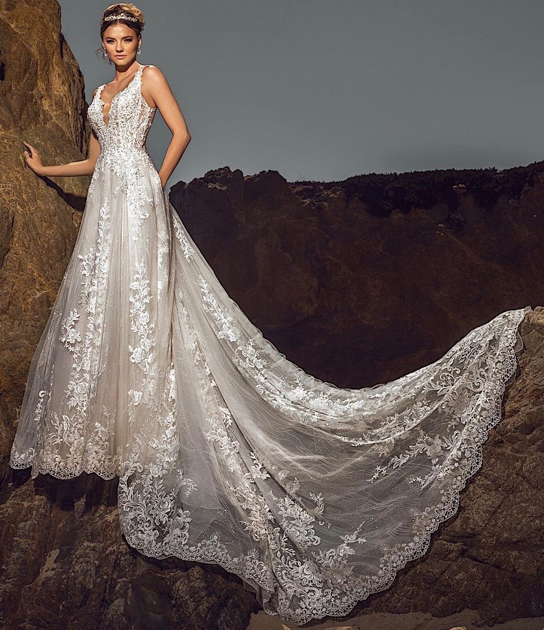 Chic Sleeveless V-Neck Beach Wedding Dress Aline Tulle Brial Dress with Lace Appliques& Pockets