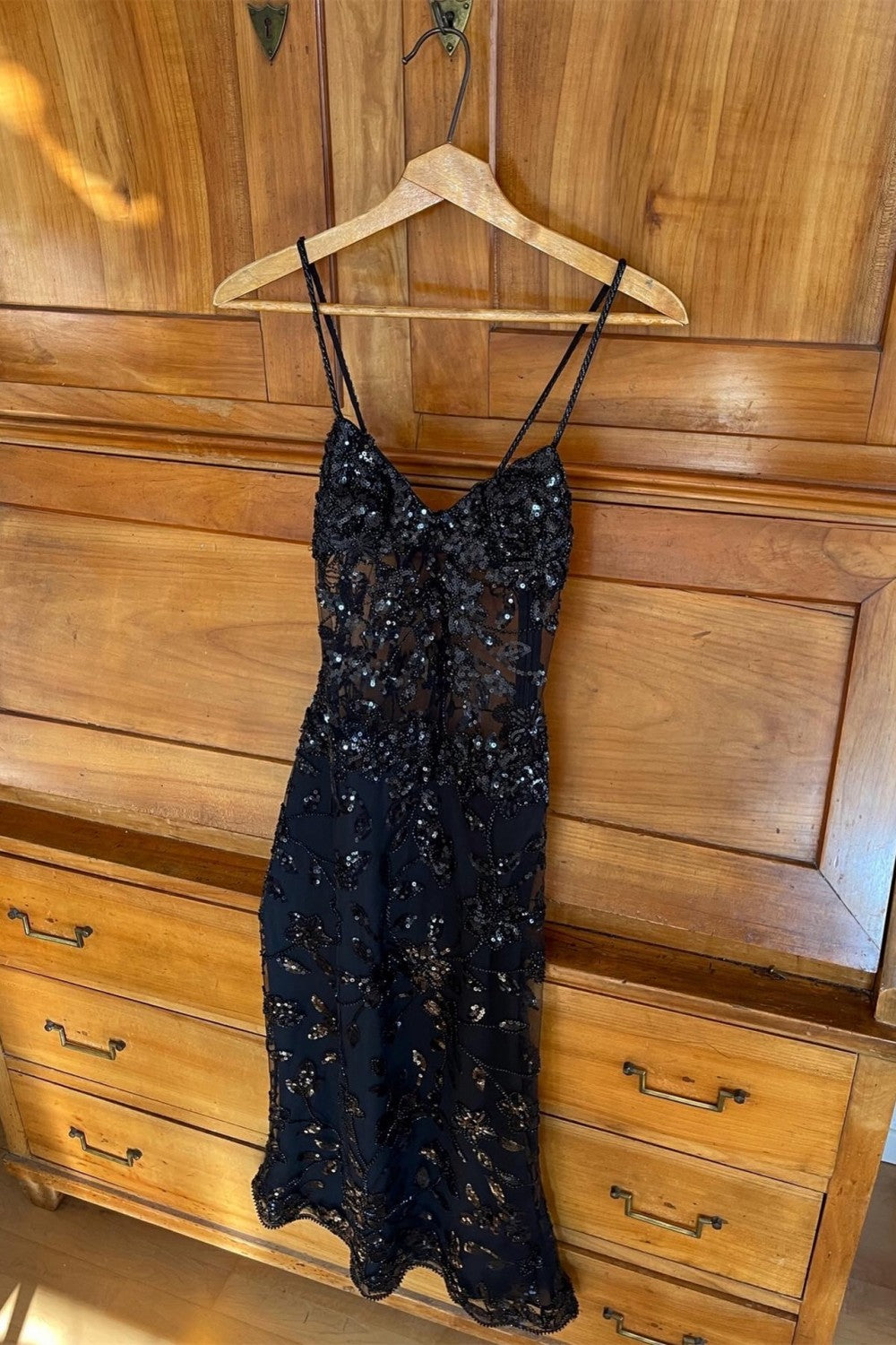 Chic Black Sheer Lace Midi Homecoming Dress with Floral Appliqu�� and Spaghetti Straps
