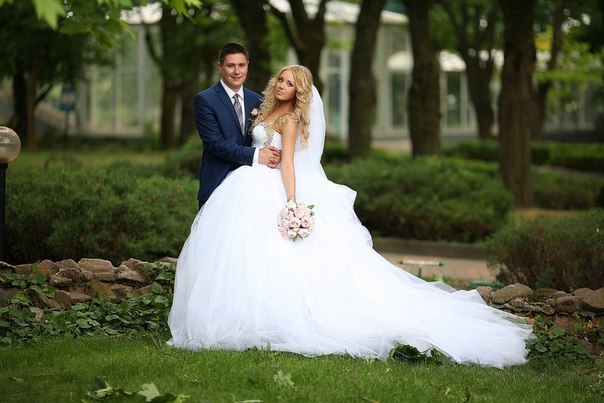 Crystal Sweetheart White Ball Gown Wedding Dresses High Quality Custom Court Train Tulle Bridal Gowns