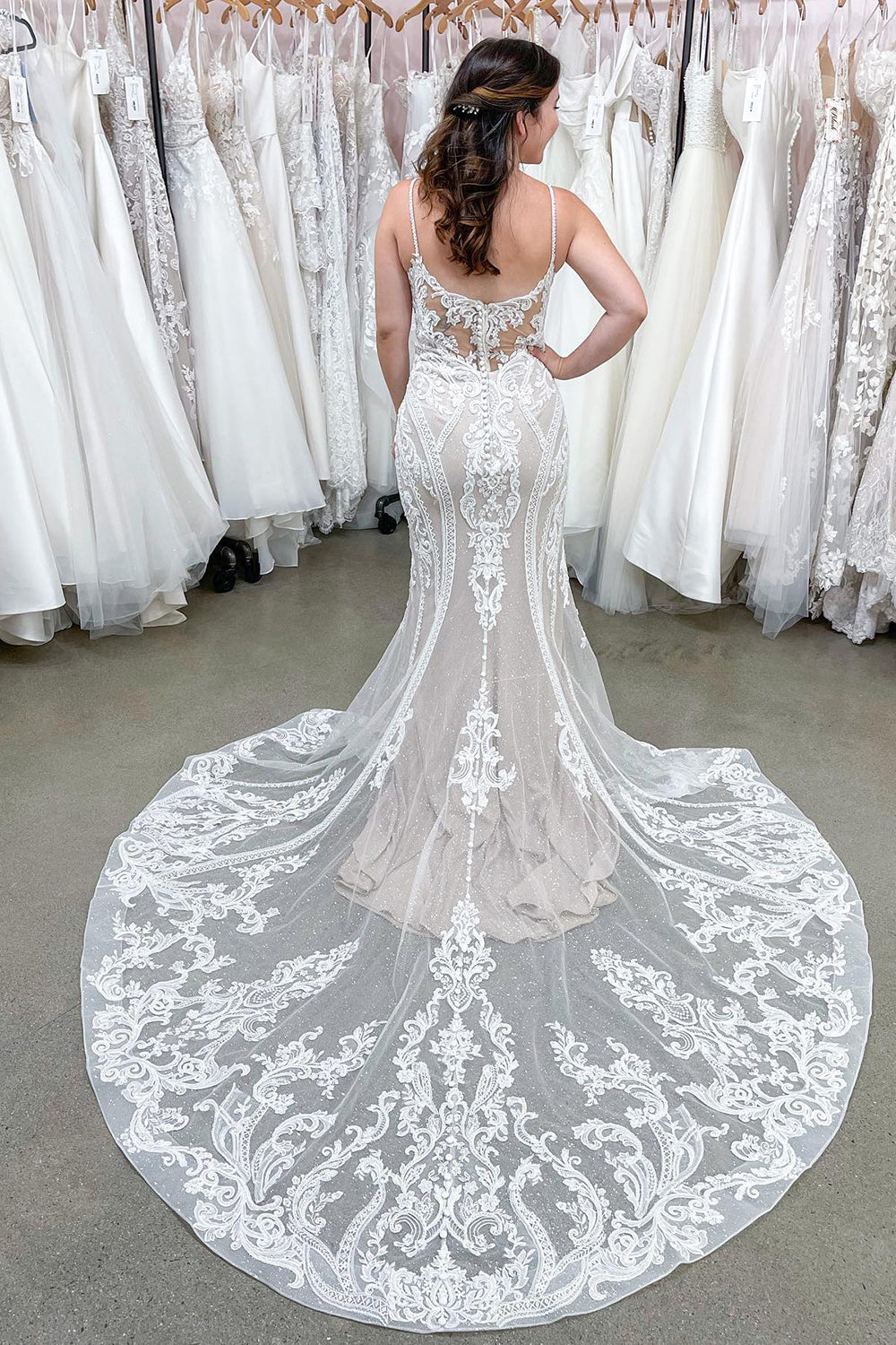 Delicate Appliques Lace Mermaid Spaghetti Straps Backless Floor-length Beach Wedding Dress