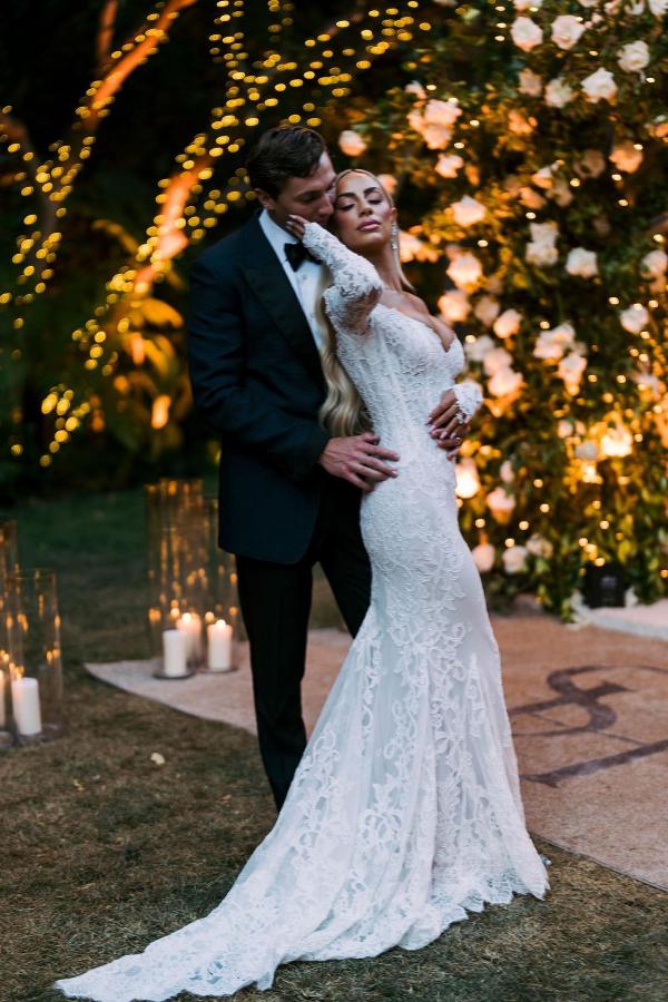 Designer Off-the-shoulder Long Sleeves Mermaid Beach Wedding Dresses With Lace