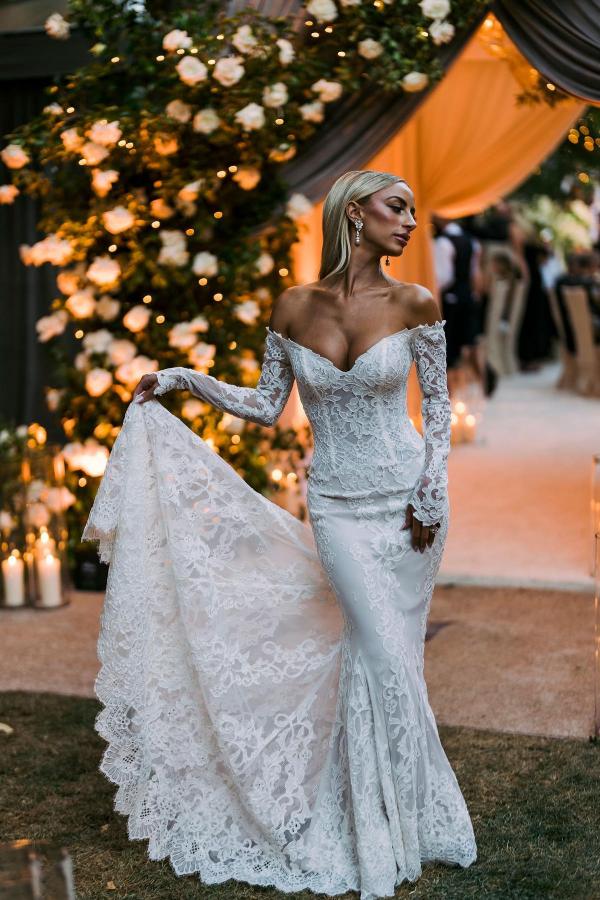 Designer Off-the-shoulder Long Sleeves Mermaid Beach Wedding Dresses With Lace