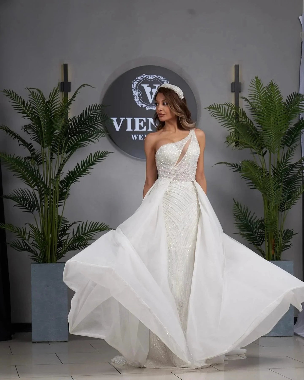 Elegant A-line One Shoulder Sleeveless Appliques Tulle Wedding Dress Woman (ZD15583)
