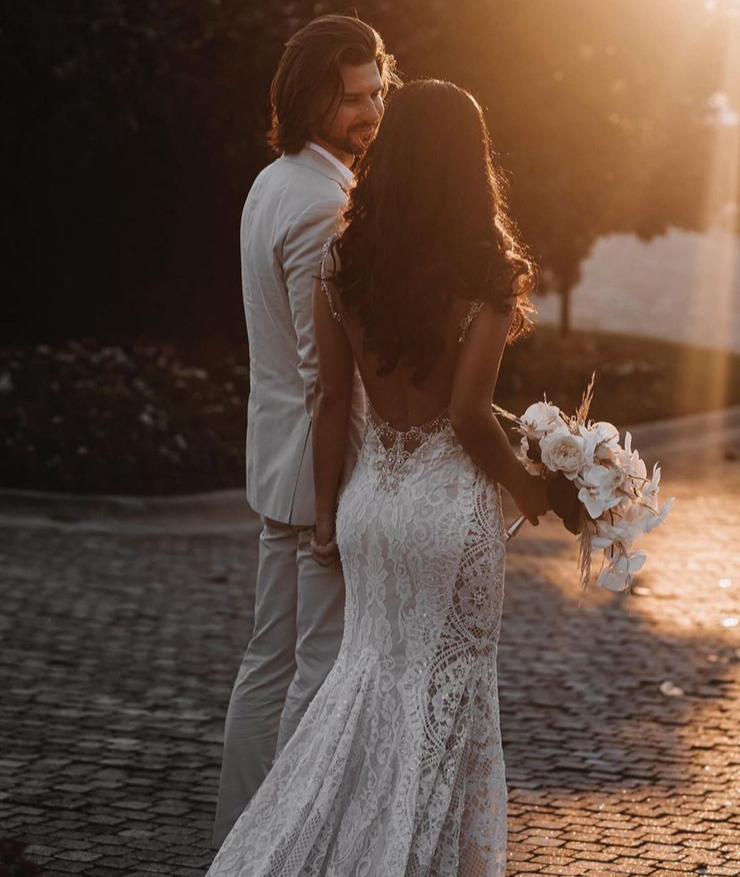 Elegant Backless V-neck Sleeveless Mermaid Beach Wedding Dresses with Lace