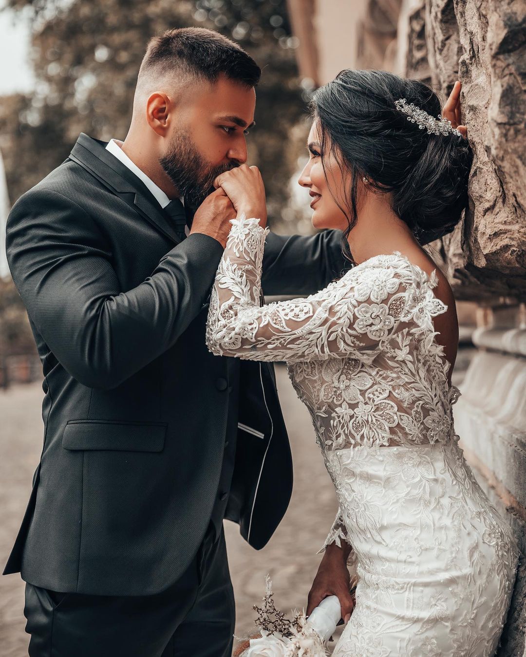 Elegant White Floral Lace Mermaid Spring Beach Wedding Dress Long Sleeves V-Neck Slim Beach Bridal Dresses