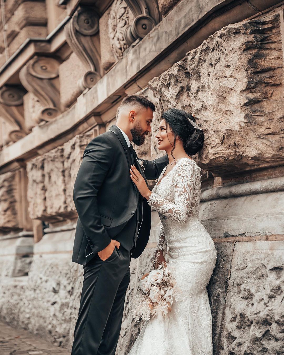 Elegant White Floral Lace Mermaid Spring Beach Wedding Dress Long Sleeves V-Neck Slim Beach Bridal Dresses
