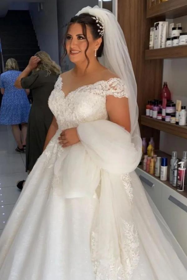 Fashion A-line Off-the-shoulder Wedding Dresses With Lace