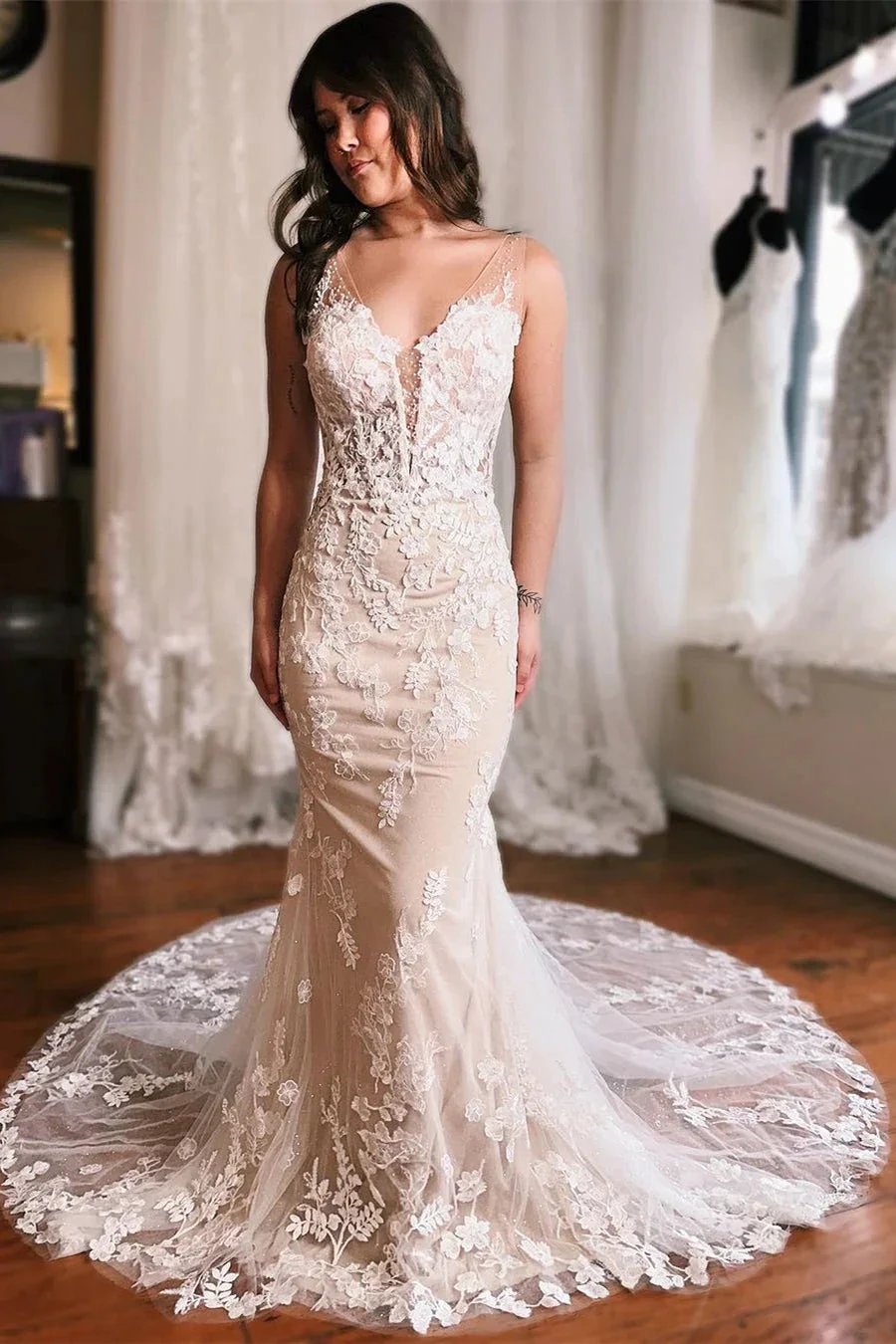 Glamorous Long Mermaid V-neck Sleeveless Backless Wedding Dress With Lace (ZD15690)