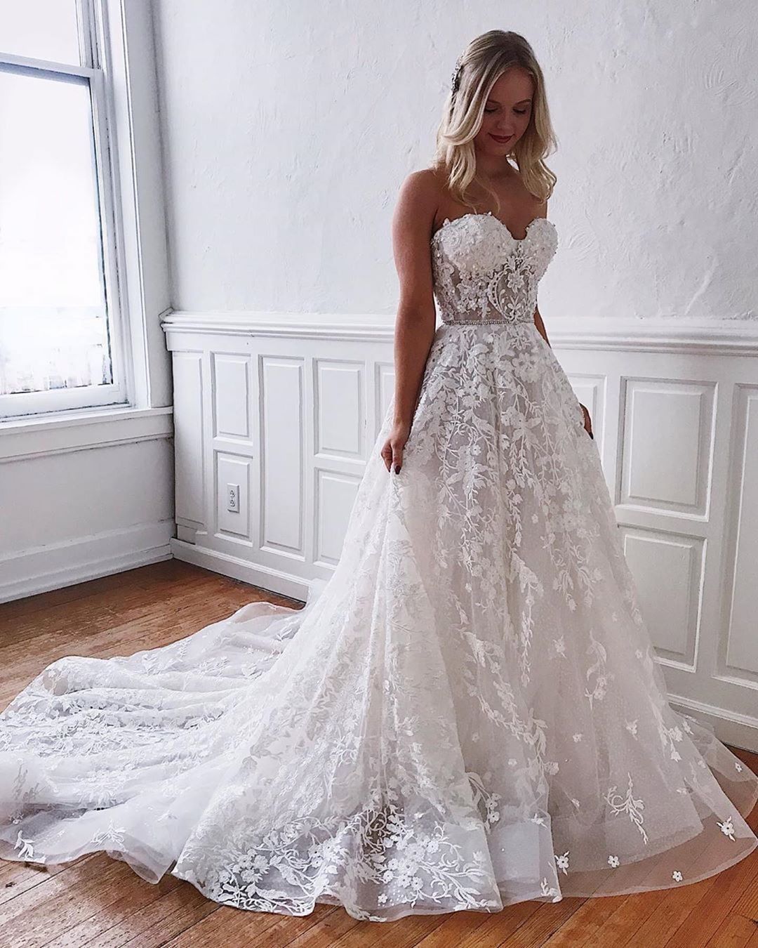 Gorgeous Sweetheart Sleeveless Wedding Dress with Tulle Floral Appliques
