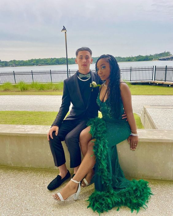 Luxurious Sequins Feathers Mermaid Evening Dress Green Party Prom Dress With Slit - VelvetHem