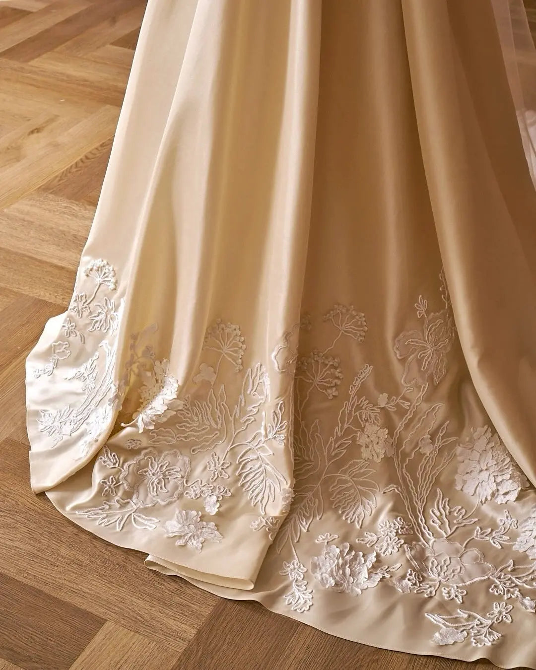 Luxury Ivory Off-the-Shoulder Satin Wedding Dress with Puff Sleeves ZP074