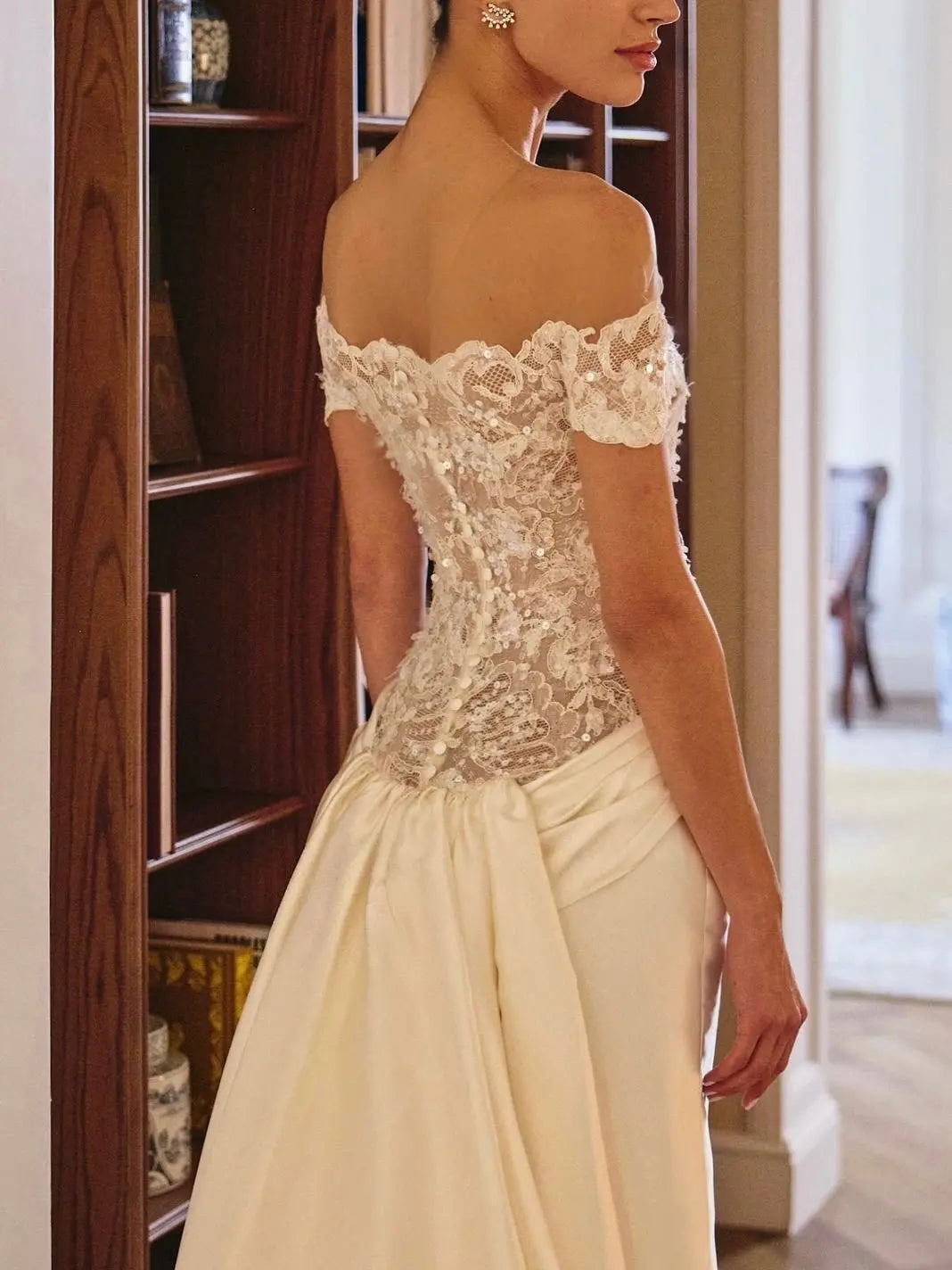 Luxury Ivory Off-the-Shoulder Lace and Satin Mermaid Wedding Dress with Veil ZP073