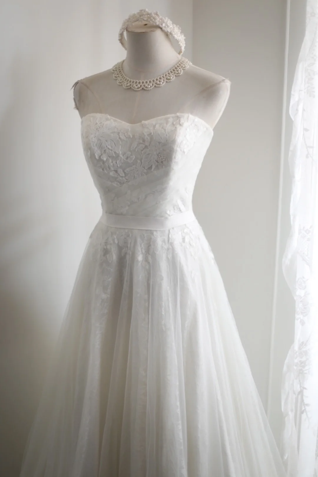 Pretty Off The Shoulder White Tulle Appliques Long Wedding Dress