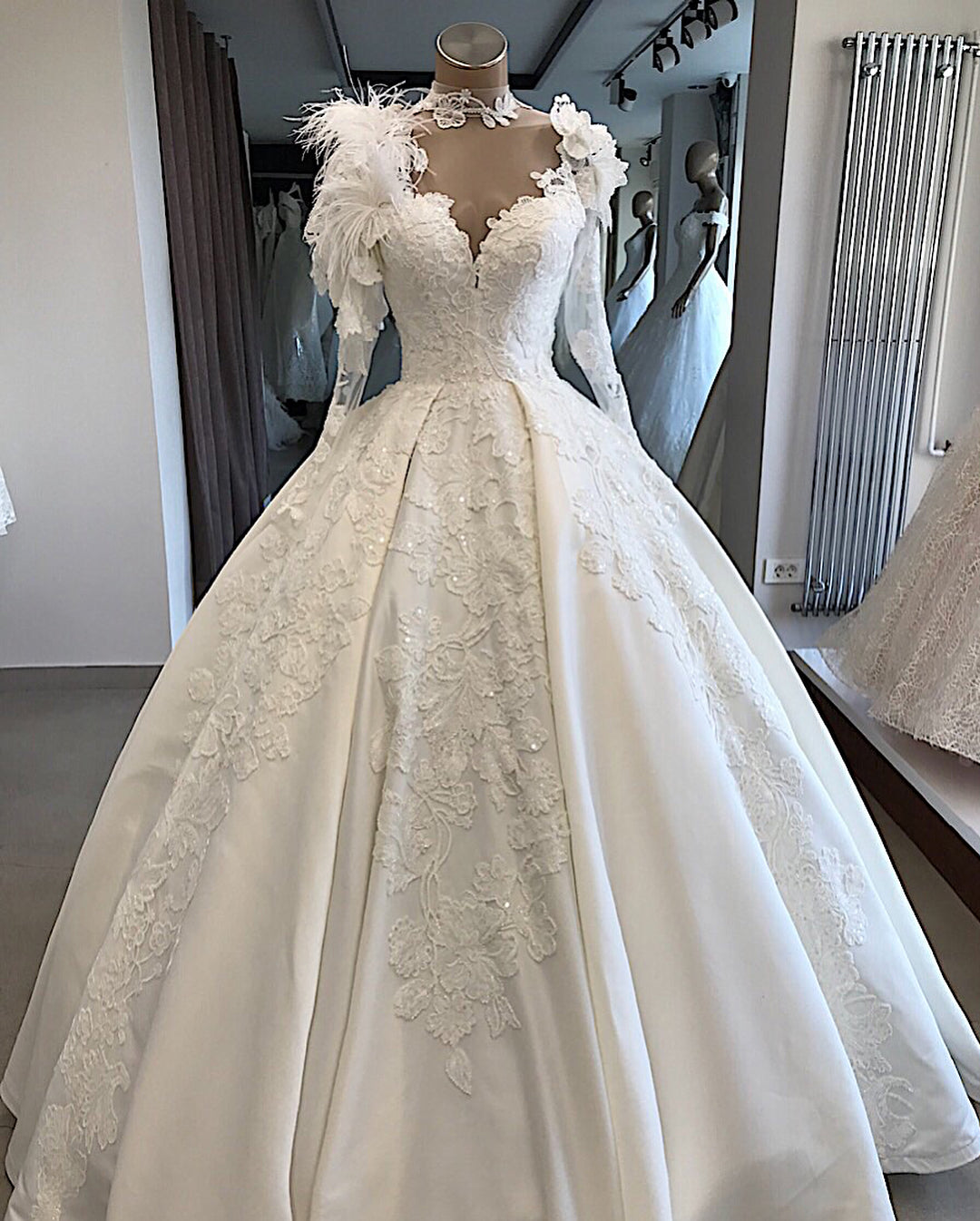 Long-Sleeves Brilliant High-Neck Appliques Flowers Feather Wedding Dresses