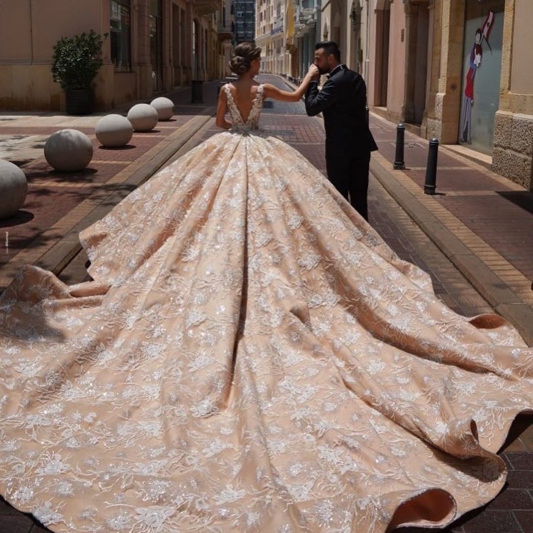 Luxurious Lace Appliques Ball Gown Wedding Dress Sleeveless