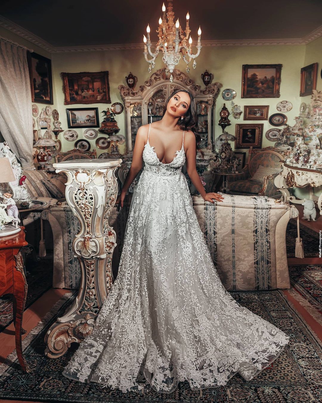 Luxury Spaghetti Straps V Neck Tulle Lace A-Line Beach Wedding Dresses