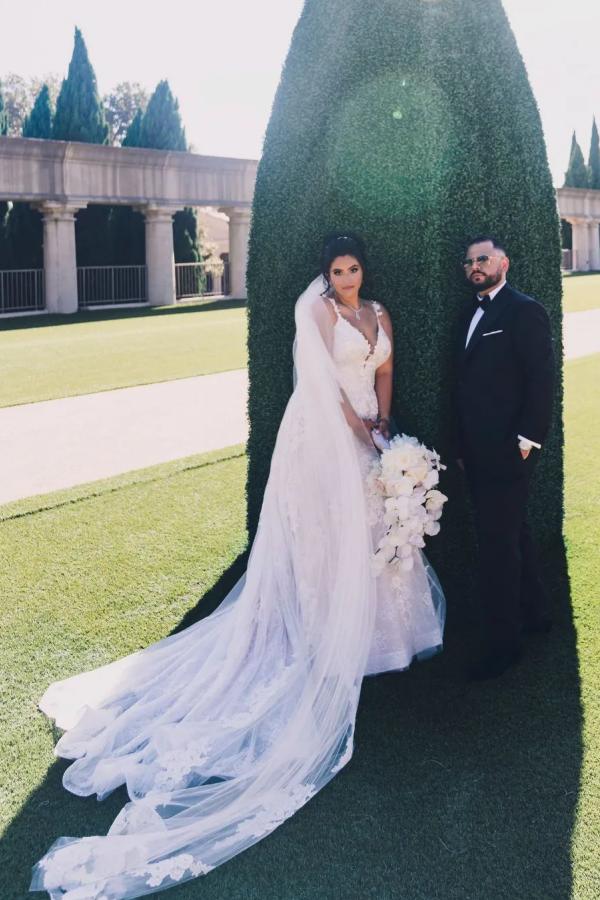 Modern V-neck Sleeveless A-line Wedding Dresses With Lace