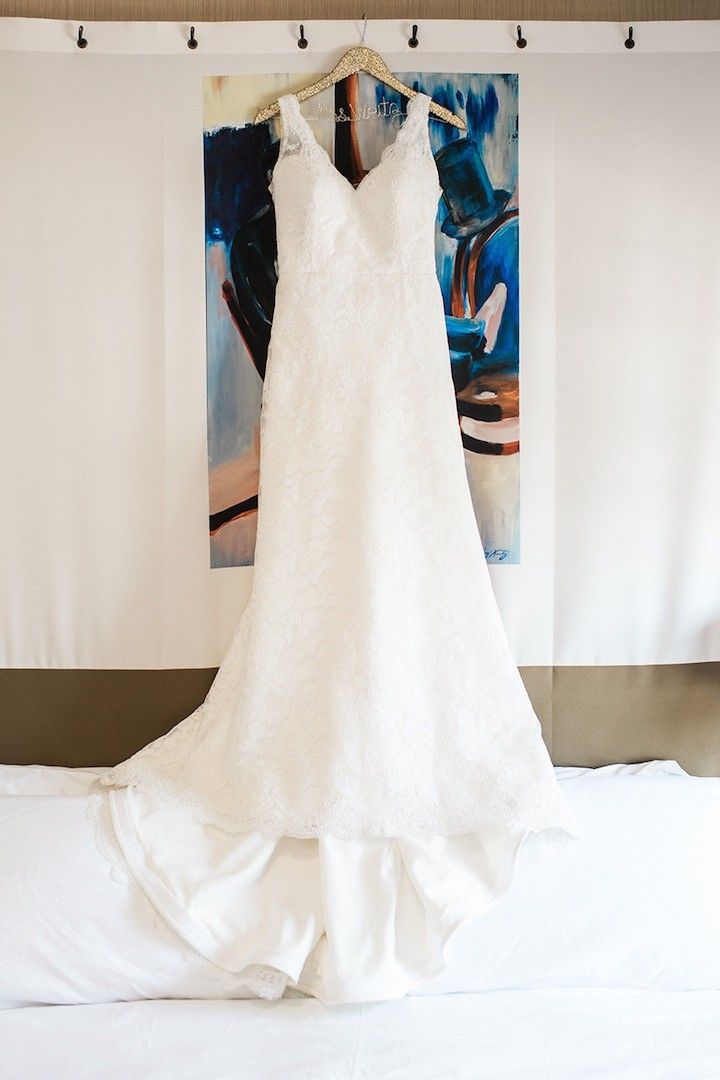 New Arrival A-Line Lace Beach Wedding Dress V-Neck Sweep Train Bridal Gown