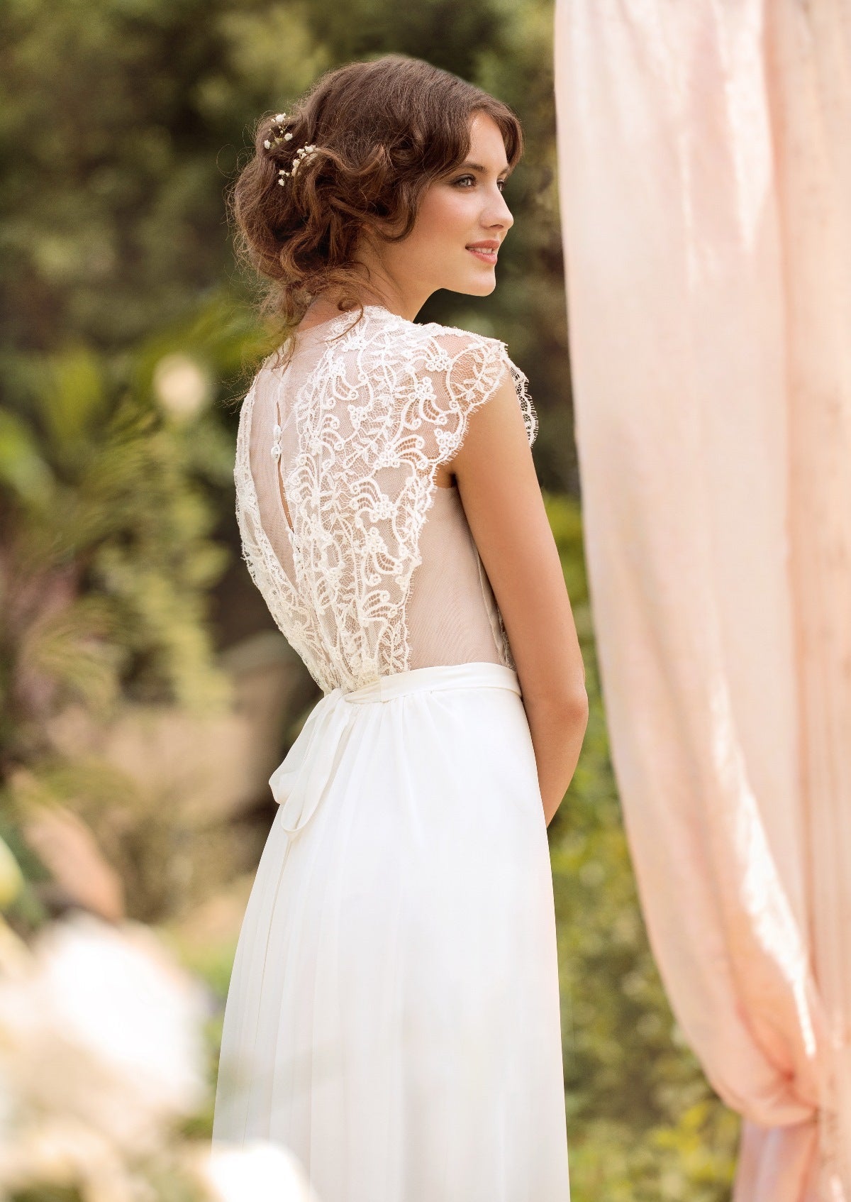 New Arrival Deep V-Neck Lace Bridal Gown Floor Length Boeknot Beach Wedding Dress