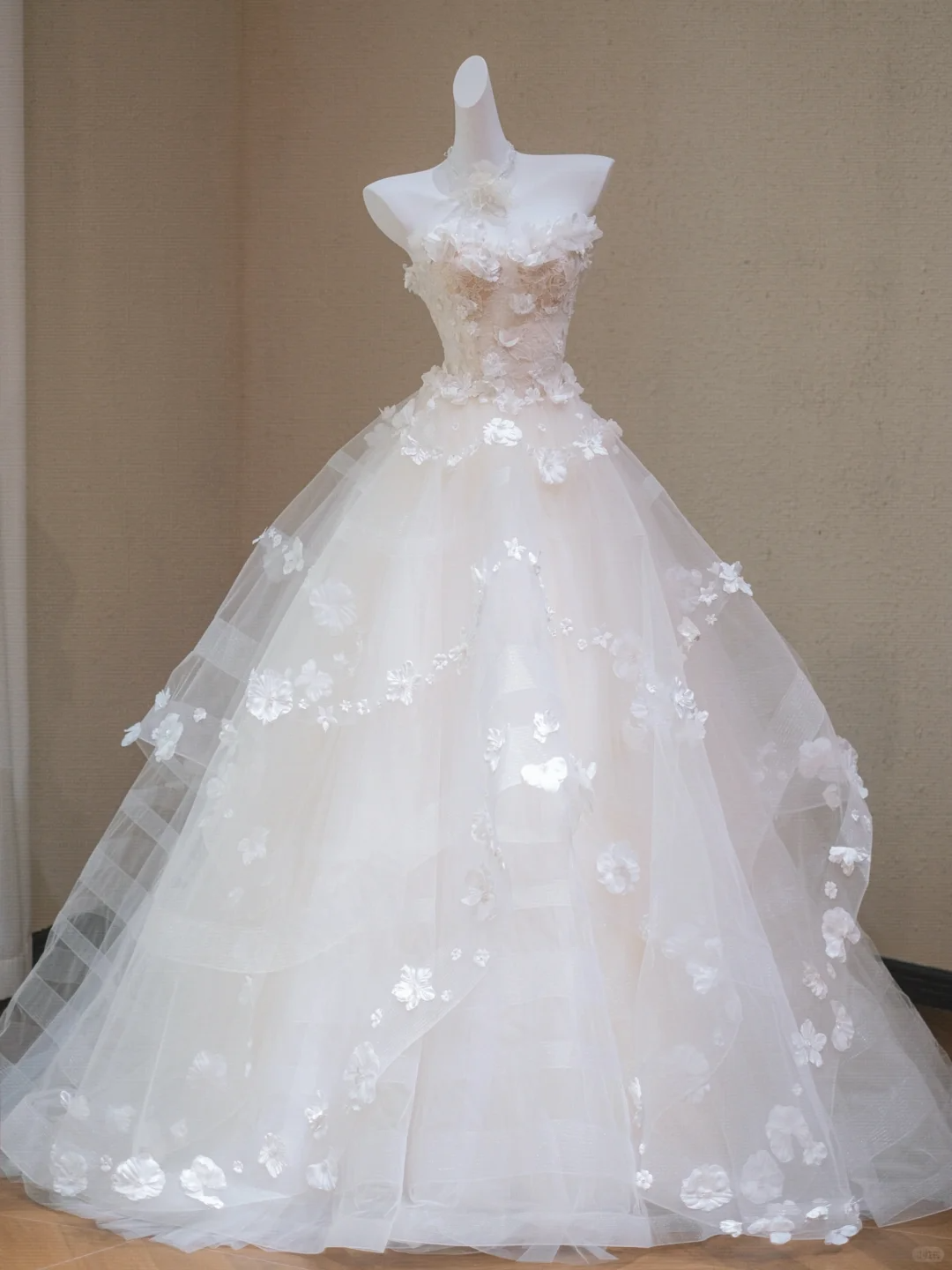Sweet Strapless White Tulle Appliques Long Wedding Dress Bridal Dress - VelvetHem