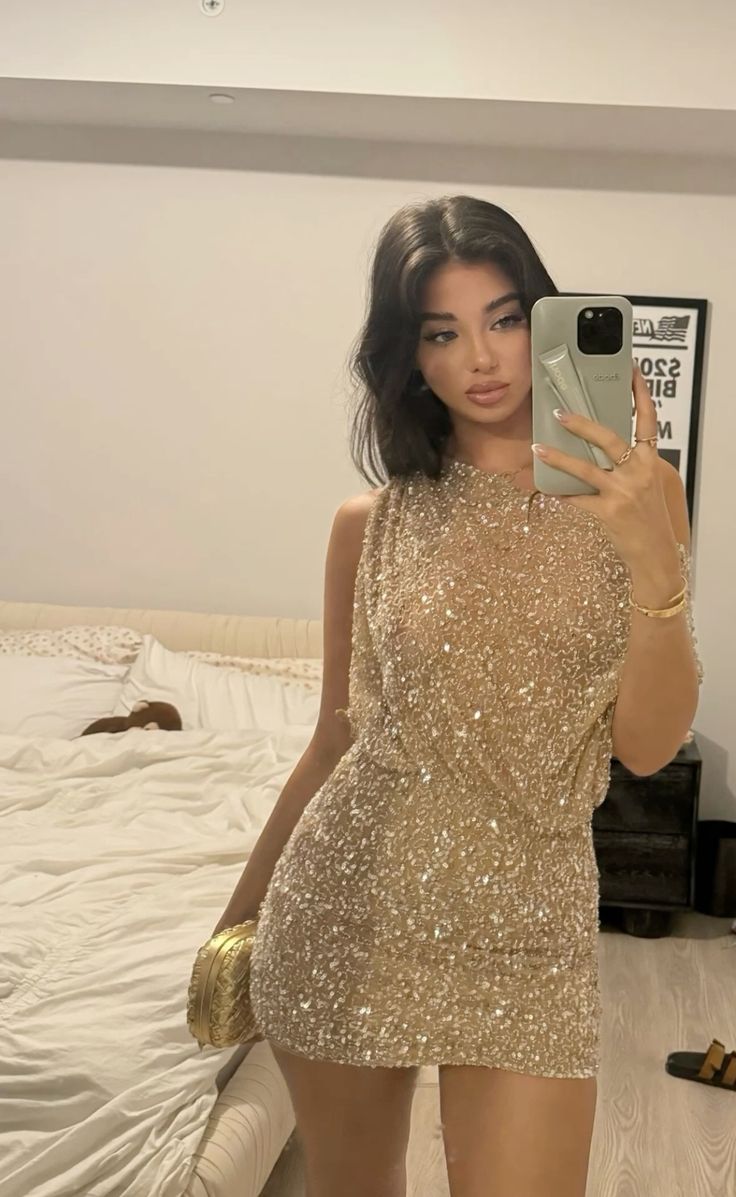 Gorgeous Gold Sequined Sleeveless Fitted 19th Birthday Homecoming Dress - VelvetHem