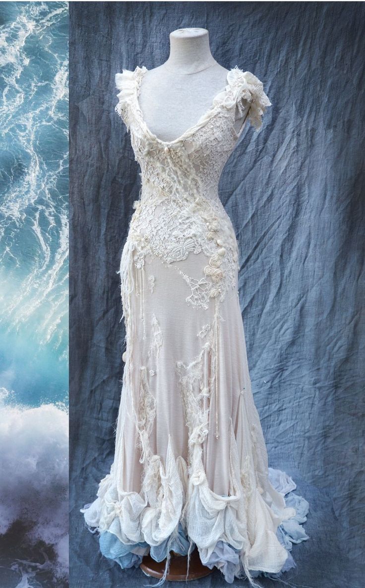 Vintage Off-white Slim-fit Trailing V-neck 3D Floral Lace Long Prom Dress Wedding Dress - View 2 | VelvetHem